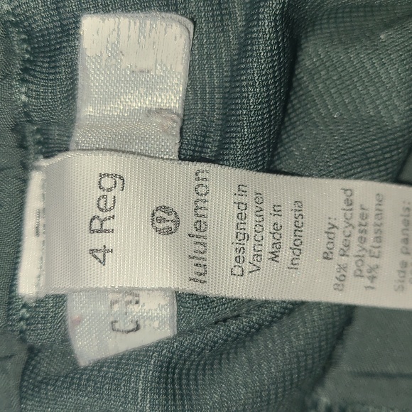 Lululemon Women's Runn8ng Shorts Army Green - Picture 4 of 4